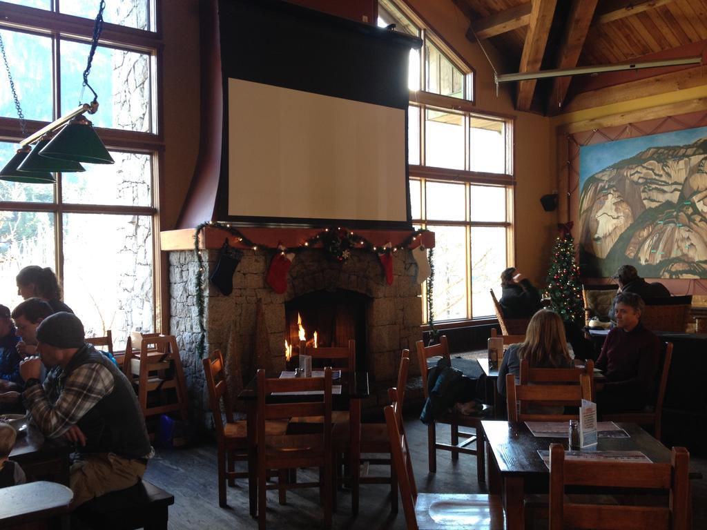 Howe Sound Inn & Brewing Company Squamish Extérieur photo