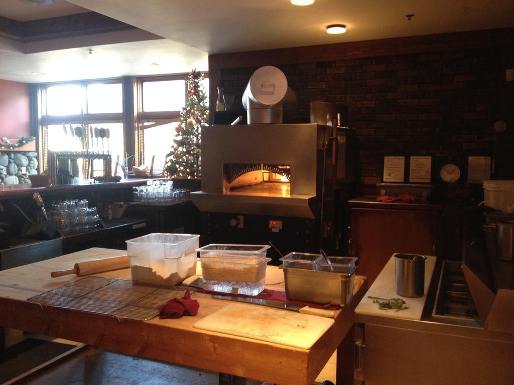 Howe Sound Inn & Brewing Company Squamish Extérieur photo