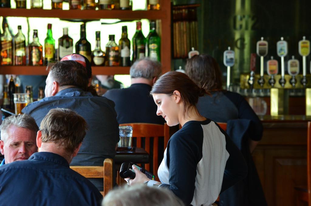 Howe Sound Inn & Brewing Company Squamish Extérieur photo