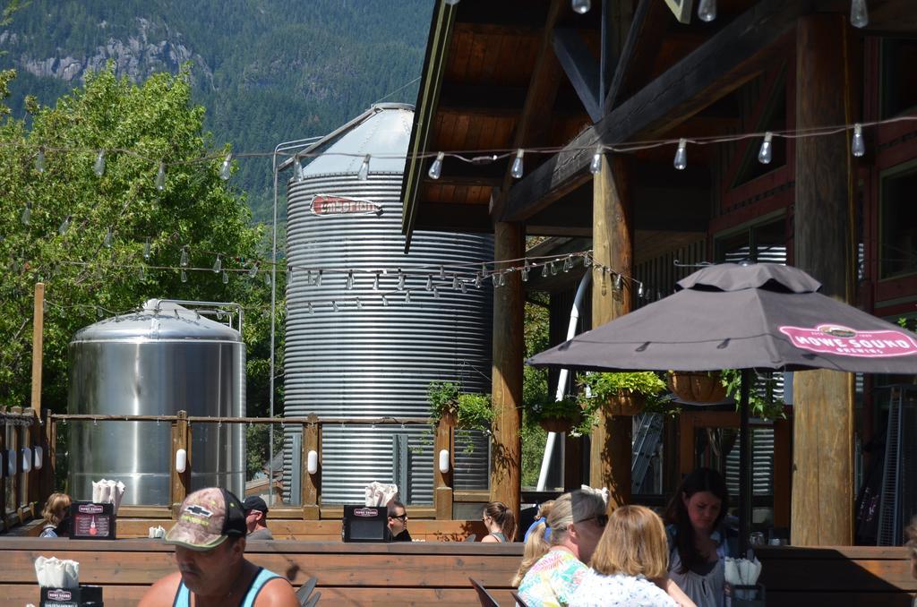 Howe Sound Inn & Brewing Company Squamish Extérieur photo