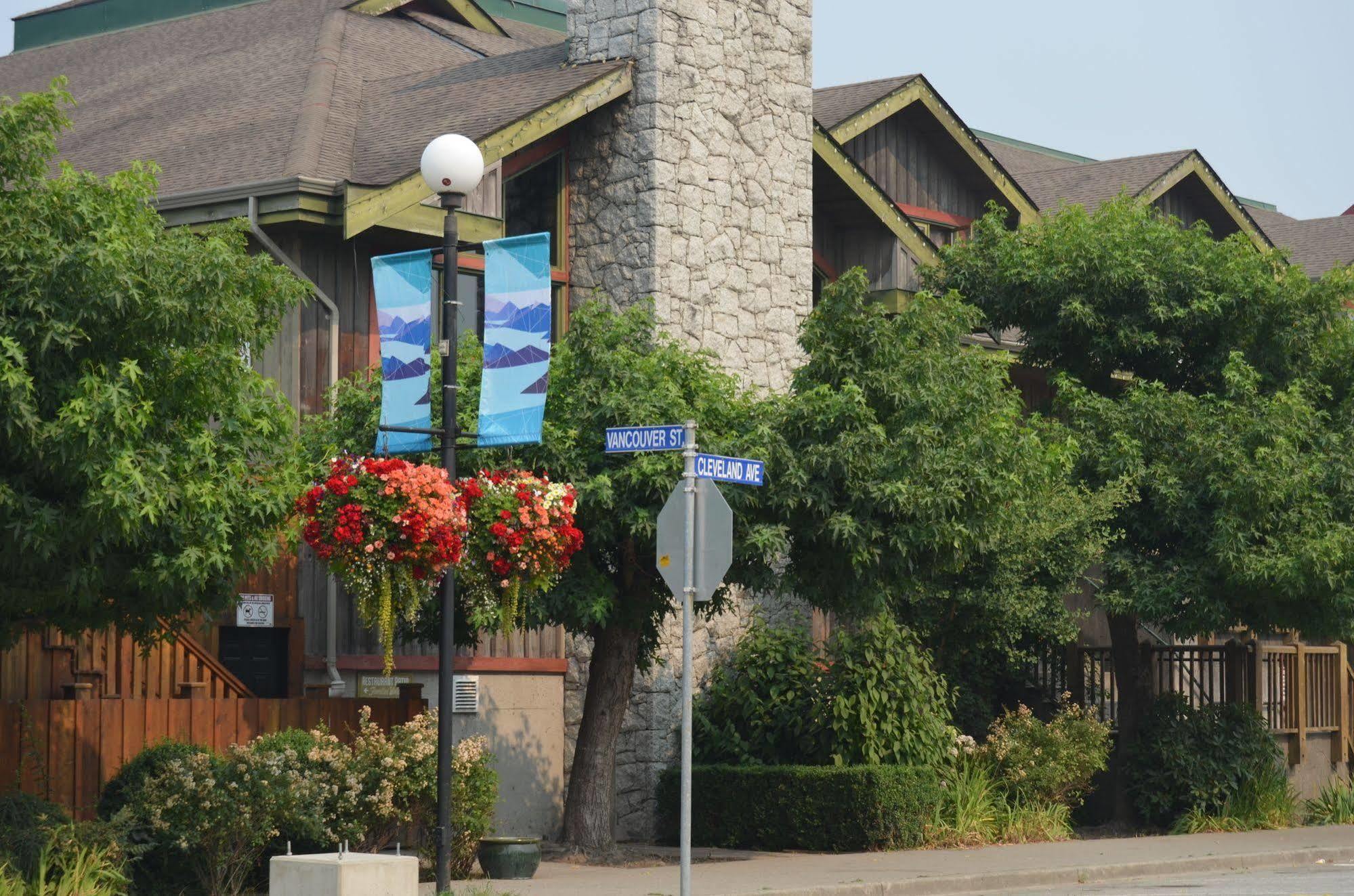 Howe Sound Inn & Brewing Company Squamish Extérieur photo