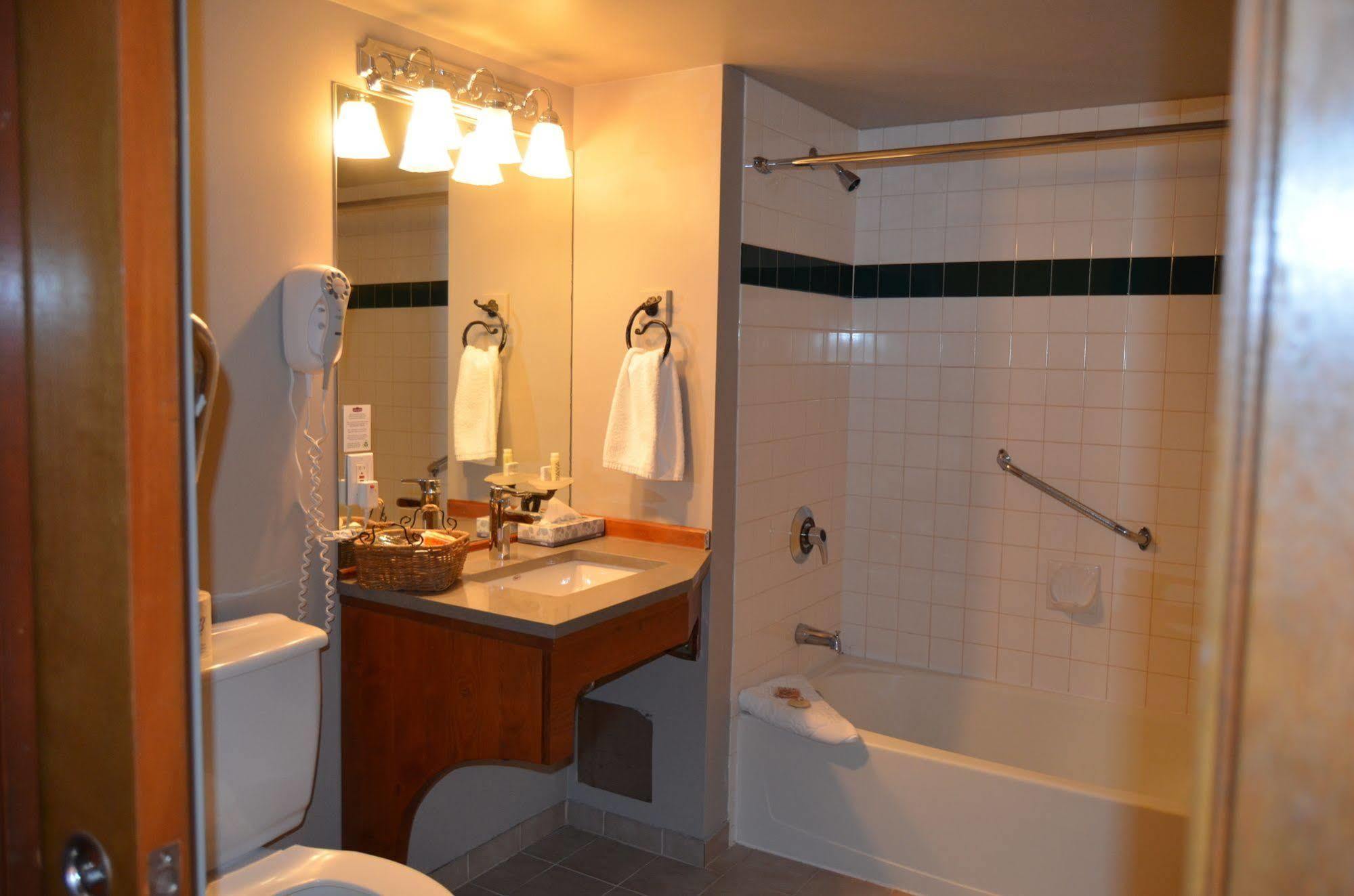 Howe Sound Inn & Brewing Company Squamish Extérieur photo